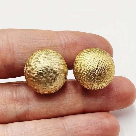 Vintage Castlecliff Textured Gold Tone Classic Round Button Earrings Clip-on - Picture 1 of 4